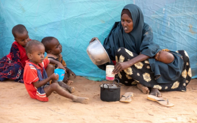 Siccità e conflitti costringono 80 mila persone a fuggire dalla Somalia verso i campi rifugiati di Dadaab in Kenya