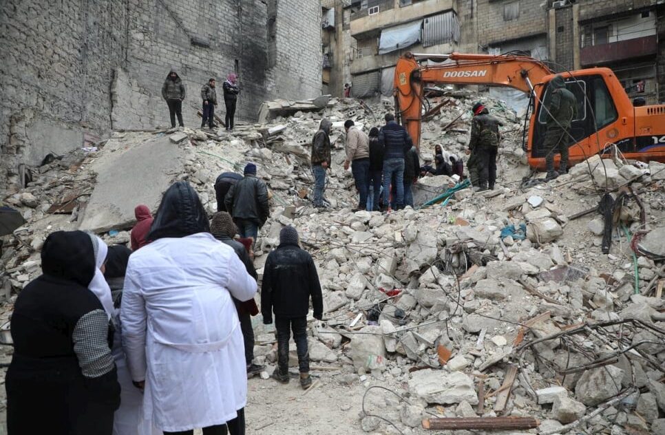'Si cercano i sopravvissuti sotto le macerie di un edificio crollato nel quartiere Al-Aziziyeh di Aleppo, in Siria