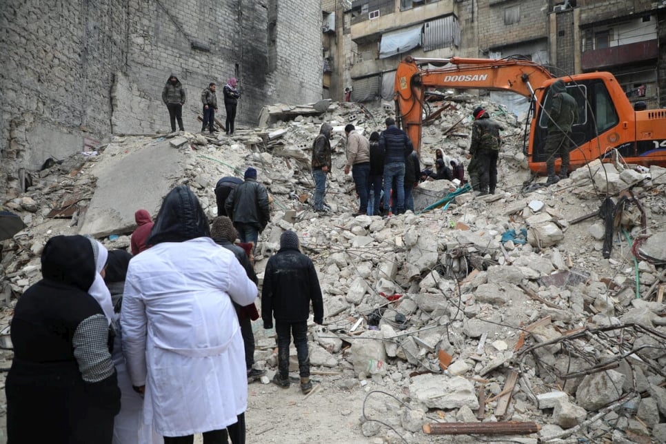 Si cercano i sopravvissuti sotto le macerie di un edificio crollato nel quartiere Al-Aziziyeh di Aleppo, in Siria