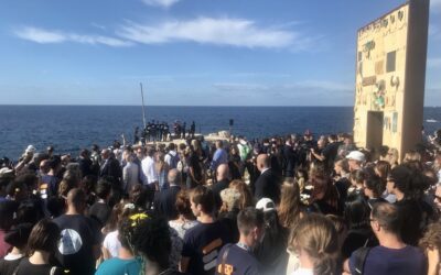 Giornata nazionale della Memoria e dell’Accoglienza: l’UNHCR, l’OIM, e l’UNICEF commemorano il decimo anniversario del tragico naufragio al largo di Lampedusa e rinnovano l’appello per rafforzare il sistema di pattugliamento e soccorso nel Mediterraneo Centrale