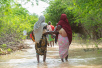 Gravi inondazioni colpiscono decine di migliaia di sfollati nel Corno d’Africa