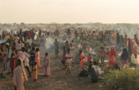Sudan: dopo un anno di guerra a migliaia fuggono ancora ogni giorno