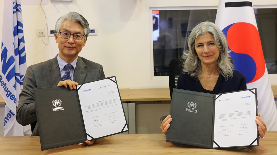 Korean Ambassador to Jordan, and UNHCR Representative to Jordan signing the new agreement to support refugees in Jordan