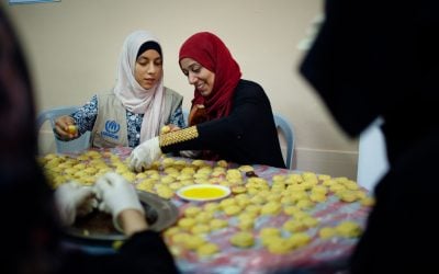 مجموعة من اللاجئات والمجتمع المضيف في الأردن يصنعن المعمول لتوزيعه على المحتاجين بمناسبة العيد