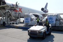 UNHCR職員と救援物資、ハイチとドミニカ共和国に到着