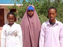 ソマリアの読書家、世界最大の難民キャンプを離れ、勉学に励む