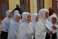 アフガン東部の女子生徒、アンジェリーナ・ジョリーの援助を受ける