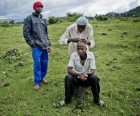コンゴの青年、軍への強制入隊を恐れウガンダへ避難