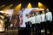 MIYAVI、ナンセン難民賞授賞式で子どもたちと共演