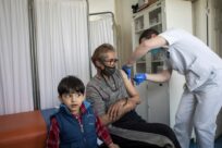 UNHCR、難民に対する平等なワクチンへのアクセスを訴え
