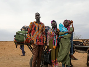 남수단 렝크(Renk)의 조다(Joda) 국경 지점에 있는 말루알 마욤 덩(Malual Mayom Deng)과 가족의 모습. 조다는 수단 내 폭력 사태를 피해 수만 명의 남수단 귀환민들이 국경을 넘은 지점이다. 
