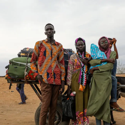 남수단 렝크(Renk)의 조다(Joda) 국경 지점에 있는 말루알 마욤 덩(Malual Mayom Deng)과 가족의 모습. 조다는 수단 내 폭력 사태를 피해 수만 명의 남수단 귀환민들이 국경을 넘은 지점이다. 