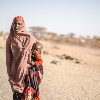 국내 실향민 여성이 아이를 안고 황폐한 길 위에 서 있습니다. 에티오피아 소말리 지역을 강타한 가뭄으로 수천 명이 물과 음식, 거처를 찾기 위해 강제 실향민이 되었습니다