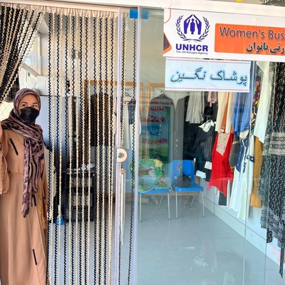 센터 1층에서 옷 가게를 운영하고 있는 사하르 씨와 가게 전경