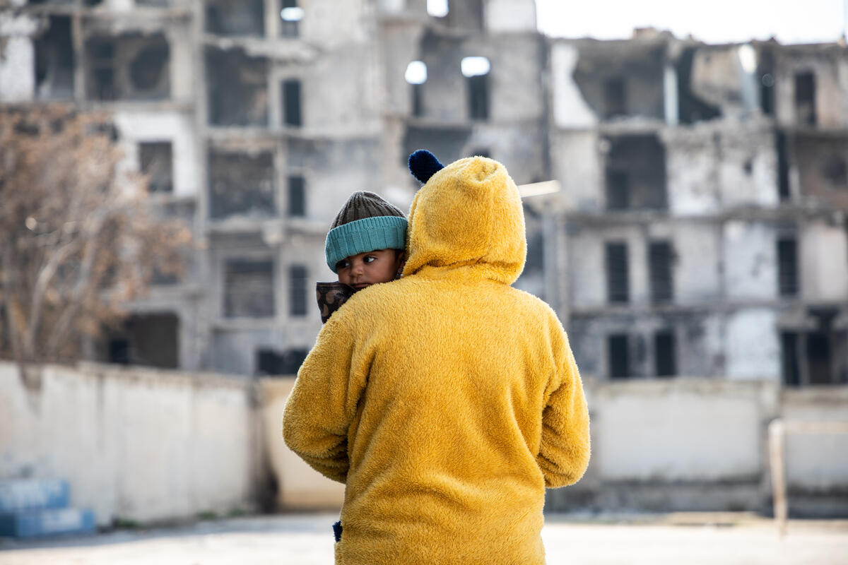 © UNHCR/Hameed Maarouf 시리아 알레포(Aleppo)지역에서 지진의 피해로 집단 대피소가 된 학교 앞에서 어린 동생을 안고 있는 소녀