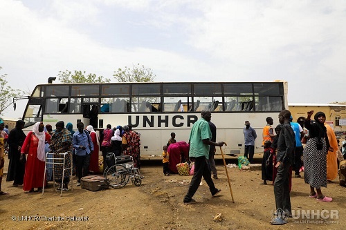 새로 도착하는 취약층을 조다 국경 지점에서 렝크 내 임시 센터로 이동시켜주는 유난민기구 버스