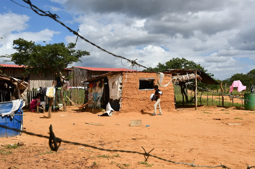 The house in El Aeropuerto was built using wattle and daub, a traditional technique of the Wayuu people, adapted to the climate of La Guajira. Because the majority of the population is Wayuu, the legalization process has had a strong ethnic component.