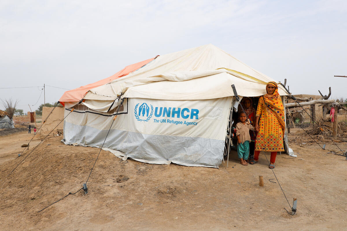 Pakistan. Flood-displaced return to damaged villages in Sindh province