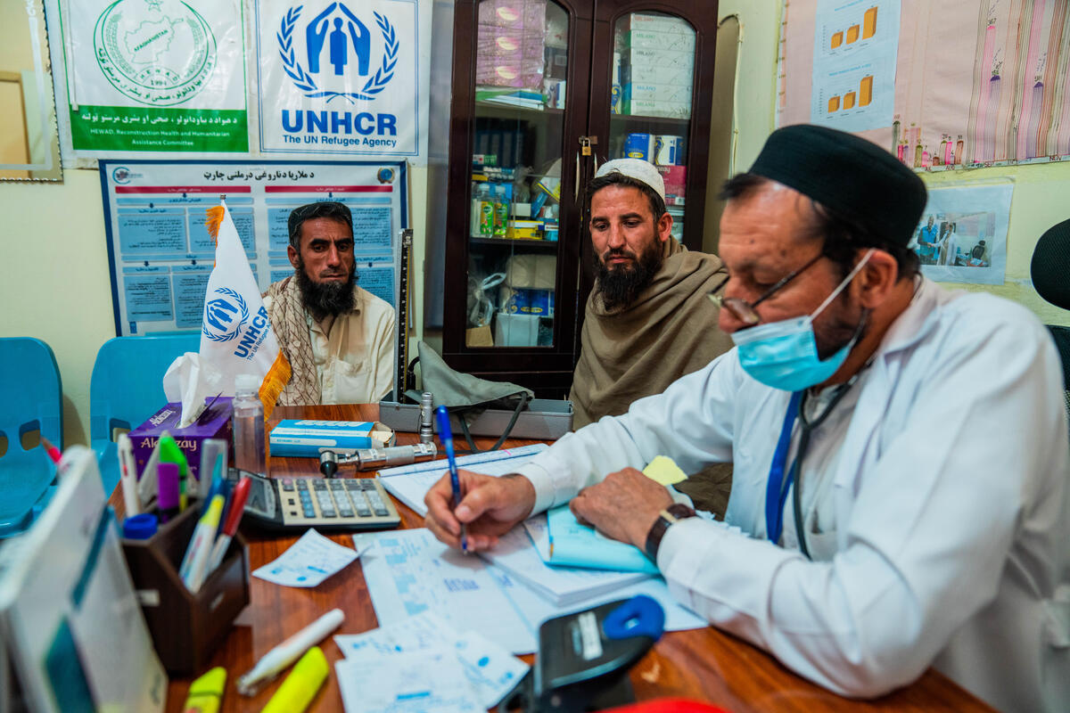 Afghanistan. UNHCR scales up presence at official border crossings as tens of thousands of Afghans arrive from Pakistan