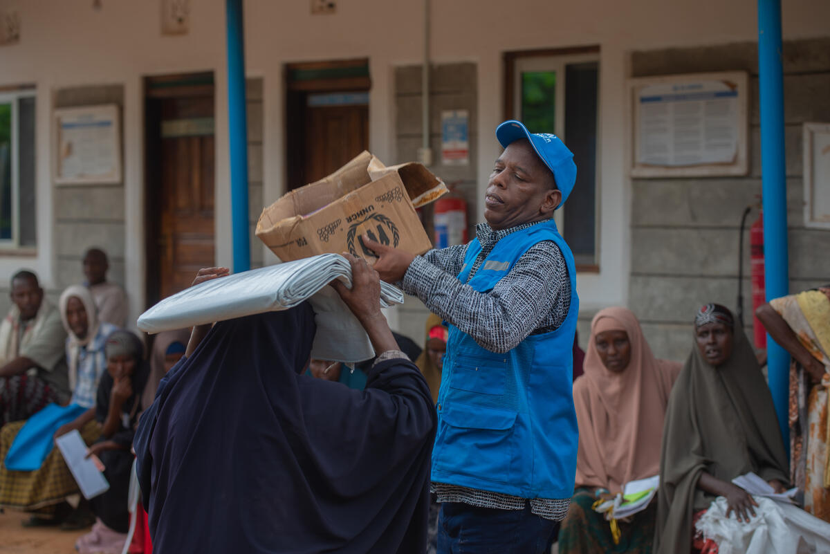 Kenya. UNHCR distributes non-food items to refugees displaced by floods in Dadaab camps