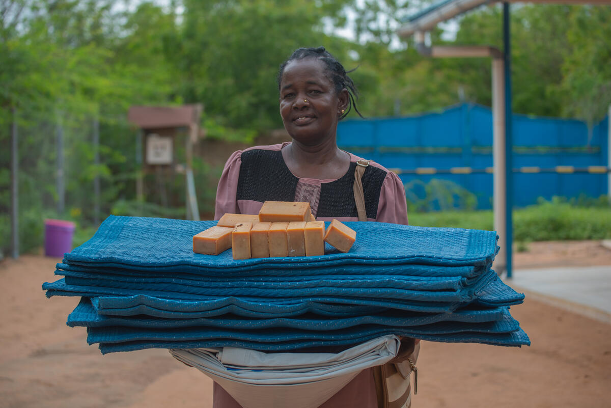 Kenya. UNHCR distributes non-food items to refugees displaced by floods in Dadaab camps