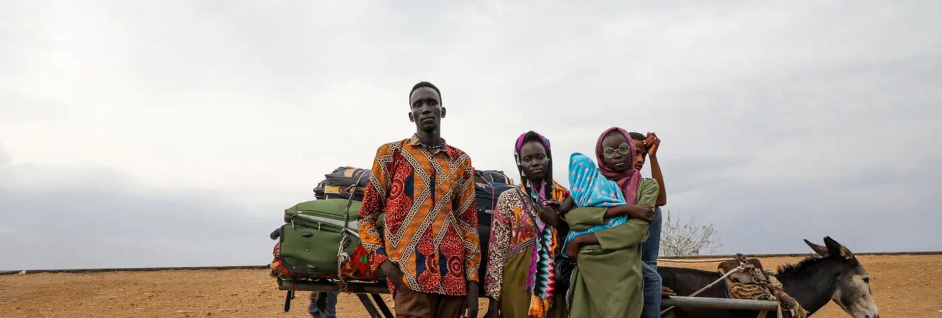 남수단 렝크(Renk)의 조다(Joda) 국경 지점에 있는 말루알 마욤 덩(Malual Mayom Deng)과 가족의 모습. 조다는 수단 내 폭력 사태를 피해 수만 명의 남수단 귀환민들이 국경을 넘은 지점이다. 