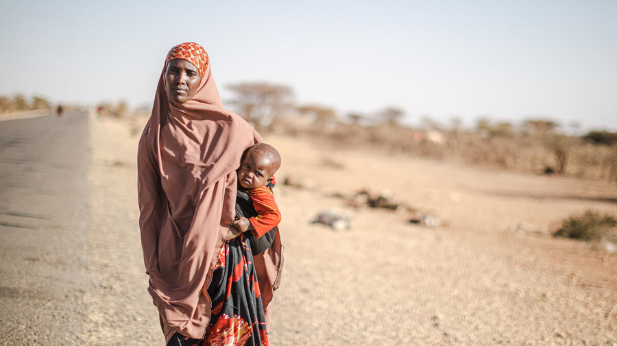 국내 실향민 여성이 아이를 안고 황폐한 길 위에 서 있습니다. 에티오피아 소말리 지역을 강타한 가뭄으로 수천 명이 물과 음식, 거처를 찾기 위해 강제 실향민이 되었습니다
