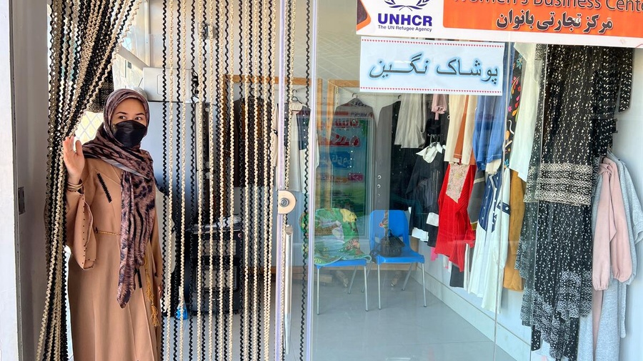 센터 1층에서 옷 가게를 운영하고 있는 사하르 씨와 가게 전경