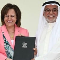نسرين ربيعان، ممثلة المفوضية  في الكويت، وجمال النوري، رئيس مجلس إدارة جمعية الشيخ عبد الله النوري الخيرية ورئيس المنظمة الإسلامية الخيرية العالمية، خلال مراسم تجديد اللقب وحفل التكريم .
