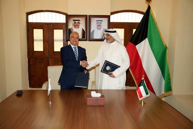 د. خالد خليفة (من جهة اليسار) ممثلًا عن المفوضية السامية للأمم المتحدة لشؤون اللاجئين، وسعادة الوزير المفوض د. مبارك الهاجري ممثلًا عن معهد سعود الناصر الصباح الدبلوماسي
