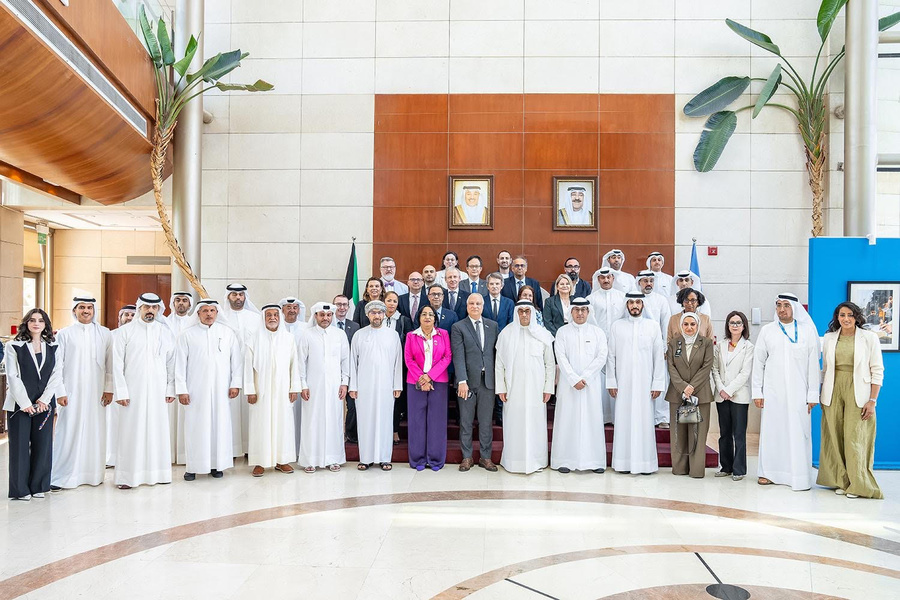 A group photo featuring Assistant Foreign Minister for International Organizations Ambassador Sadeq Marafi, UNHCR Senior Advisor to the High Commissioner and Representative to the Gulf Cooperation Council Countries Khaled Khalifa, Zain Kuwait Chief Executive Officer Nawaf Al-Gharabli, ambassadors, staff members, and representatives of partner organizations.