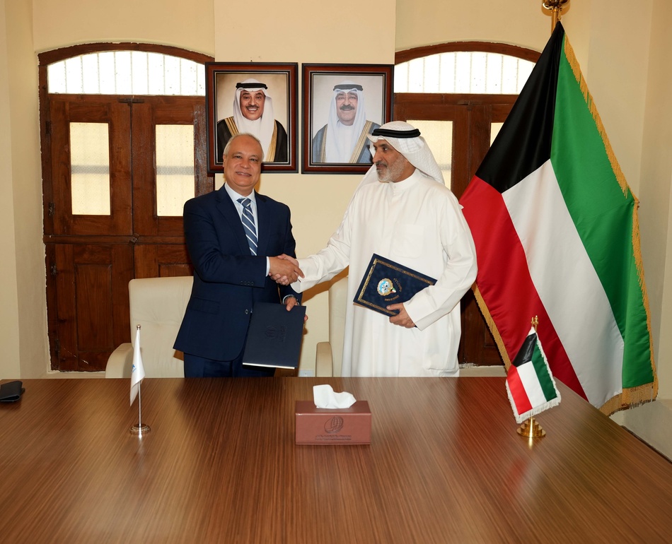 Dr. Khaled Khalifa (to the left) signing on behalf of UNHCR, with H.E Minister Plenipotentiary Dr. Mubarak AlHajri (to the right) singing on behalf of Saud AlNasser Diplomatic Institute 
