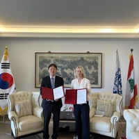 Korean Ambassador to Lebanon and UNHCR Representative to Lebanon signing the new agreement to support refugees in Lebanon