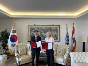 Korean Ambassador to Lebanon and UNHCR Representative to Lebanon signing the new agreement to support refugees in Lebanon