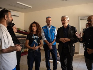  المفوض السامي للأمم المتحدة لشؤون اللاجئين فيليبو غراندي (الثاني من اليمين) ووزير البيئة اللبناني ناصر ياسين (يمين) يلتقيان عائلة لبنانية نازحة تأوي في مدرسة في بيروت.