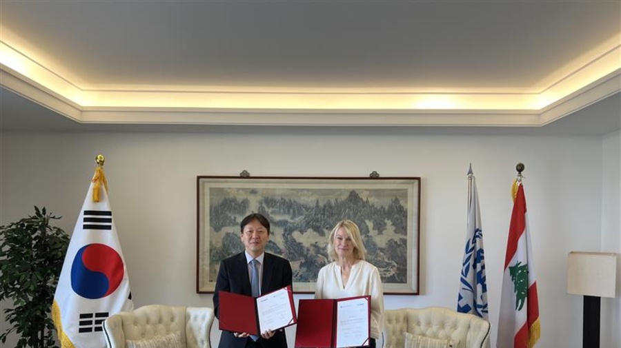 Korean Ambassador to Lebanon and UNHCR Representative to Lebanon signing the new agreement to support refugees in Lebanon