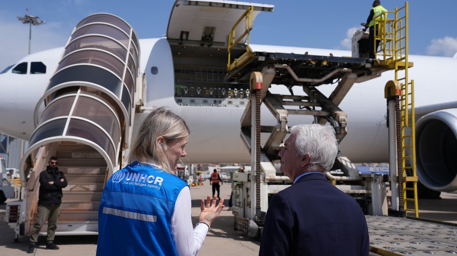 HE Mr. Fabrizio Marcelli, Italian Ambassador to Lebanon and UNHCR Representative Karolina Lindhom Billing welcomed the arrival of much-needed emergency relief items to support the growing number of forcibly displaced families across Lebanon