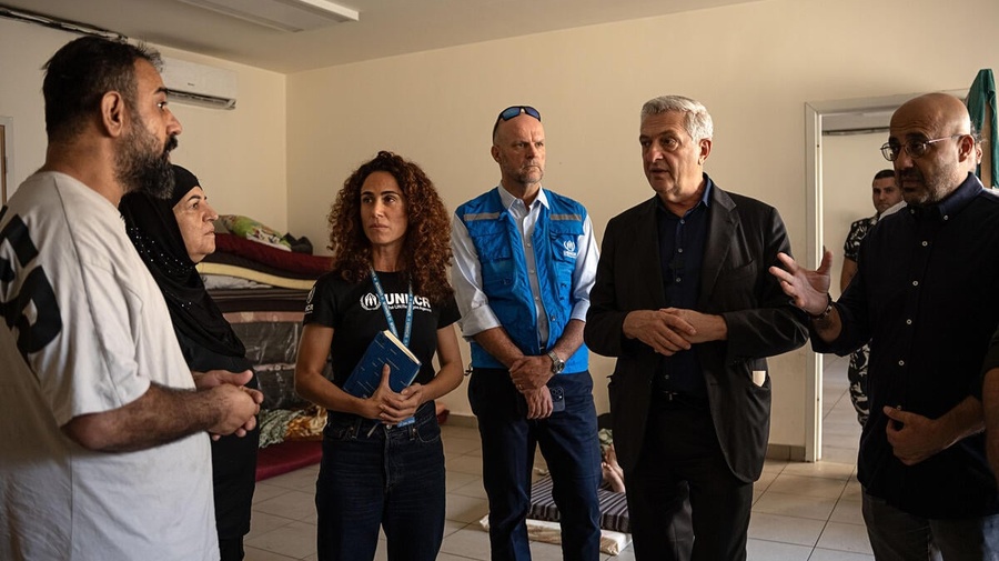  المفوض السامي للأمم المتحدة لشؤون اللاجئين فيليبو غراندي (الثاني من اليمين) ووزير البيئة اللبناني ناصر ياسين (يمين) يلتقيان عائلة لبنانية نازحة تأوي في مدرسة في بيروت.