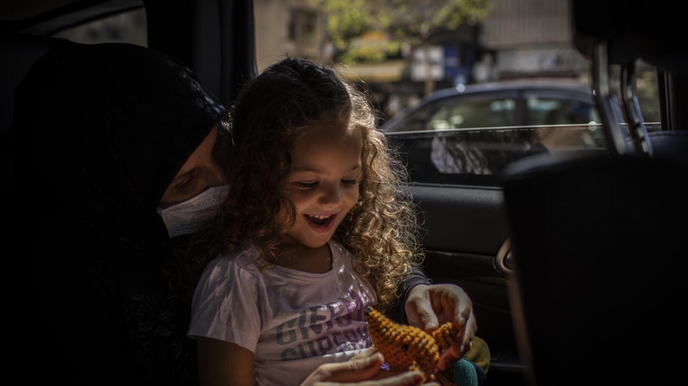 Fahima and Manar ride home in a taxi following her appointment. © UNHCR/Diego Ibarra Sánchez