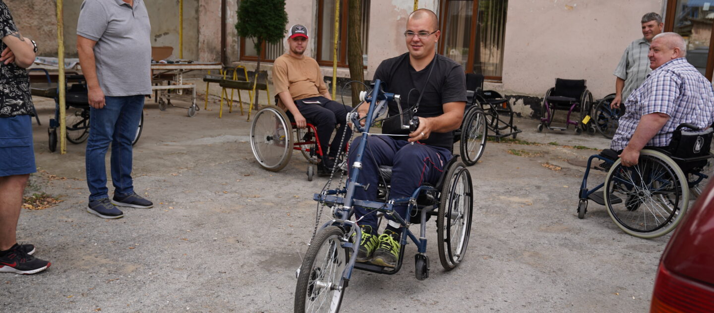 Dumitru testează scaunele cu rotile de curse la AO Societatea Invalizilor din Moldova