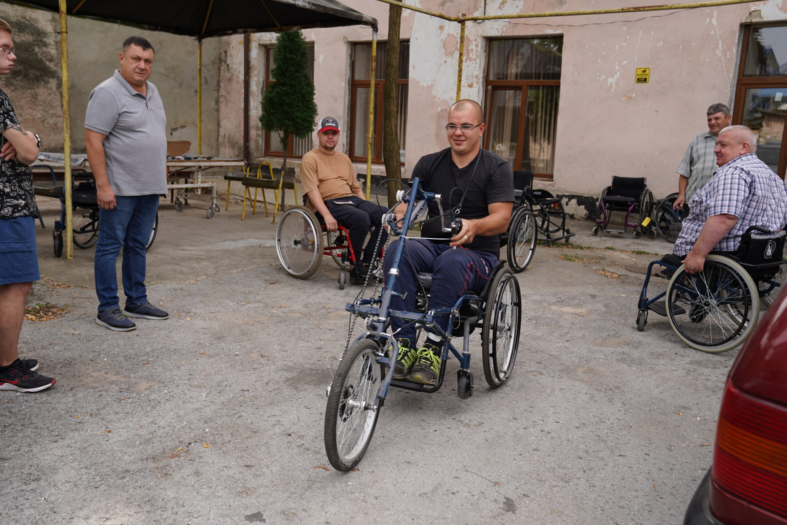 Dumitru testează scaunele cu rotile de curse la AO Societatea Invalizilor din Moldova