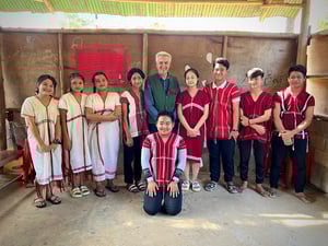 High Commissioner Grandi with 9 smiling members of a youth committee in Thailand.