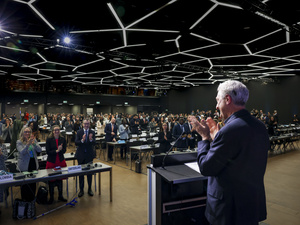 Le Haut Commissaire des Nations Unies pour les réfugiés, Filippo Grandi, debout et applaudissant lors de la session de clôture du Forum mondial sur les réfugiés.