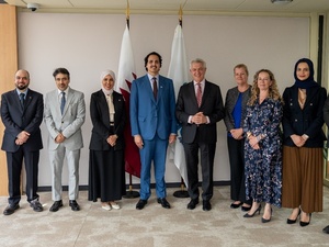 صورة جماعية تضم الوفد القطري ومسؤولي مفوضية اللاجئين خلال الاجتماع رفيع المستوى الذي عقد في جنيف.