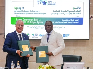 جانب من مراسم توقيع الاتفاقية في مقر البنك الإسلامي للتنمية في جدة من قبل عيسى فاي، المدير العام لإدارة الممارسات العالمية والشراكات في البنك الإسلامي للتنمية، وخالد خليفة، مستشار المفوض السامي للتمويل الإسلامي وممثل مفوضية اللاجئين لدى دول مجلس التعاون الخليجي.