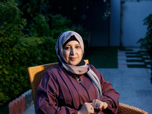 آسيا المشرقي هي الفائزة الإقليمية بجائزة نانسن للاجئ لعام 2023 عن منطقة الشرق الأوسط وشمال إفريقيا في منزلها في العاصمة اليمنية صنعاء.