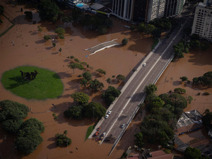 Vue aérienne d'un pont routier et d'un parc inondés