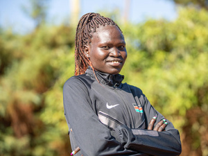 بيرينا ناكانغ خلال استراحة من التدريب في إلدوريت، كينيا، قبل التوجه إلى باريس للمنافسة في سباق 800 متر للسيدات كعضو في الفريق الأولمبي للاجئين التابع للجنة الأولمبية الدولية.