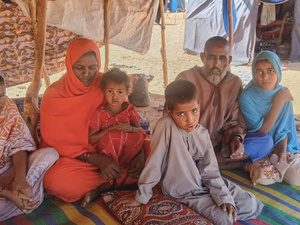Photo de groupe de Mohamed Ibrahim, réfugié malien, et de sa famille au camp de Mbera