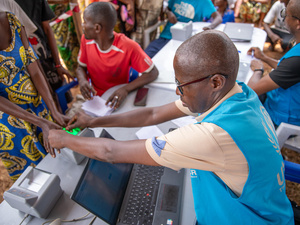 À Rugombo, une équipe du HCR aide à enregistrer les nouveaux arrivants en provenance de la République démocratique du Congo.